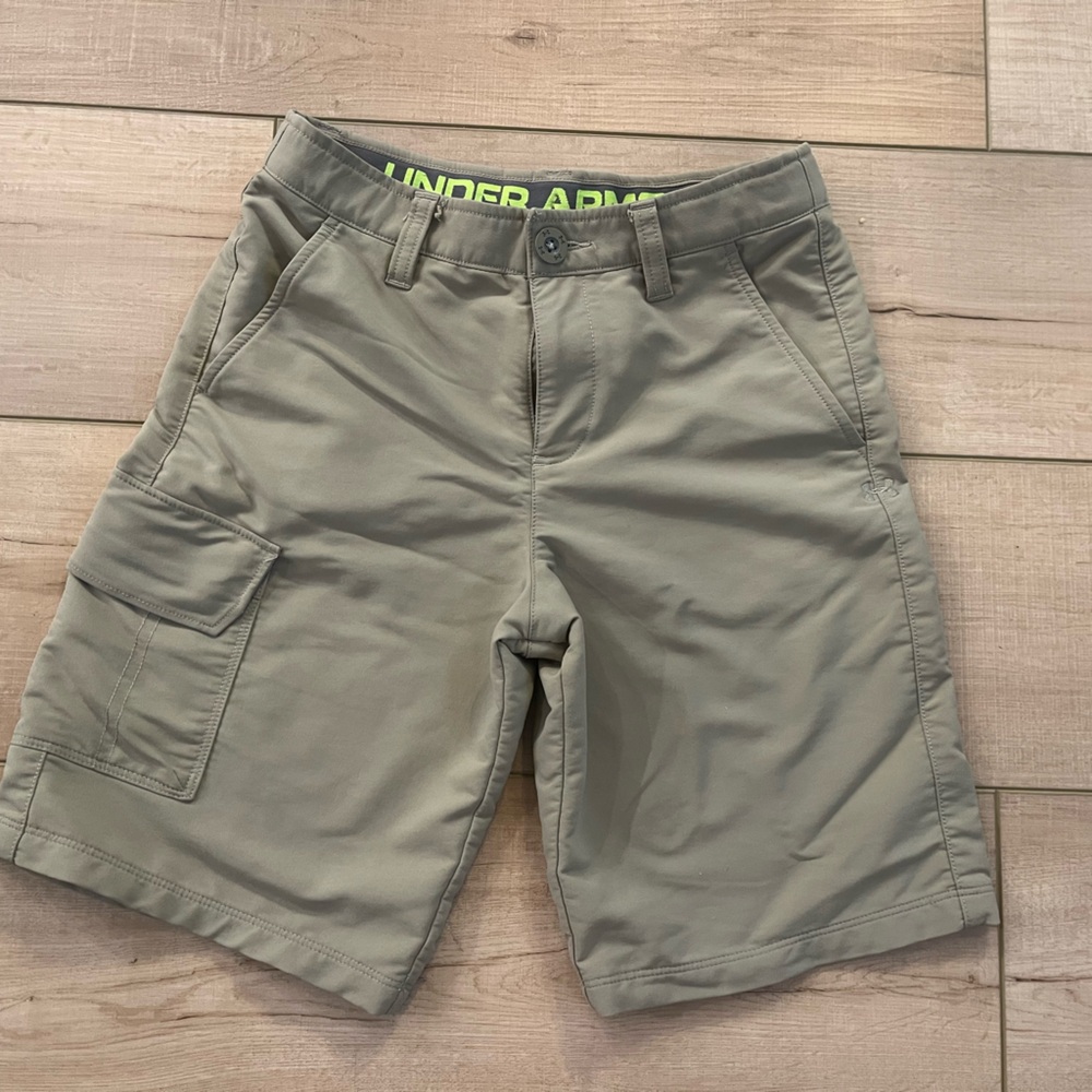 Under Armour boys youth medium dri fit golf shorts
